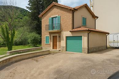 Capannone con terreno e annessi