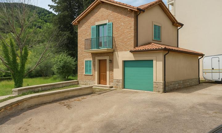 Capannone con terrenno e annessi