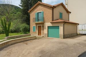 Capannone con terreno edificabile ed annessi