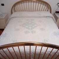 Copriletto antico a uncinetto fatto a mano 