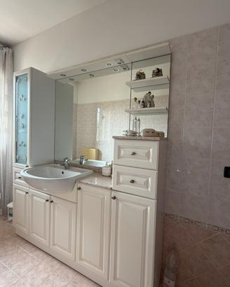 Mobile bagno laccato bianco con marmo
