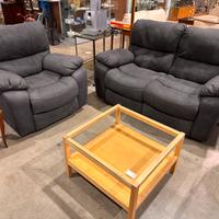 Salotto grigio moderno con recliner elettrici