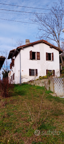 Casa con giardino indipendente in collina