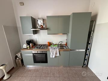 Cucina completa con arredamento