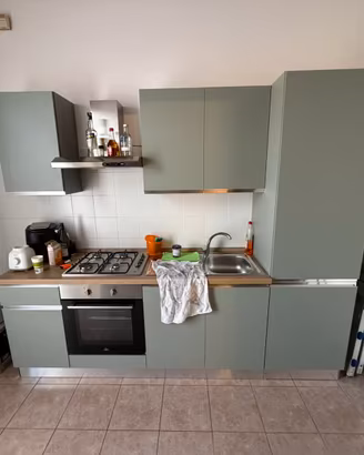 Cucina completa con arredamento