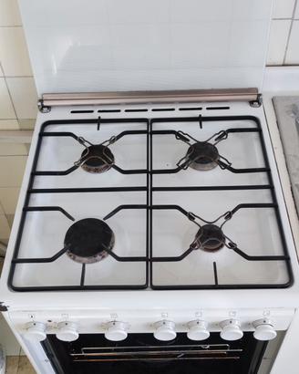 Cucina a gas SMEG con 4 fuochi più forno ventilato