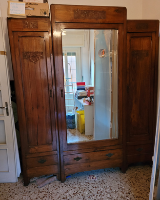 Armadio con specchio in legno massello inizio '900