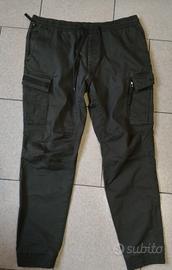 pantaloni stile cargo