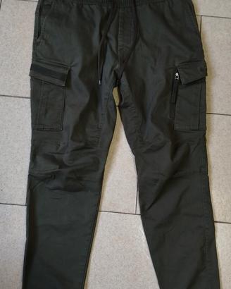 pantaloni stile cargo