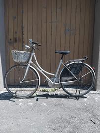 Bici con cestino in vimini
