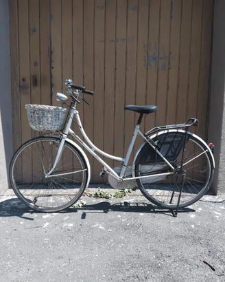 Bici con cestino in vimini