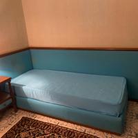 Letto singolo con boiserie e comodino
