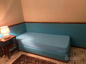 Letto singolo con boiserie e comodino