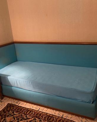 Letto singolo con boiserie e comodino
