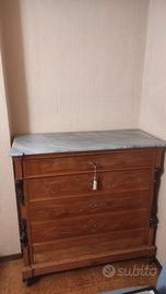 Cassettone antico in legno con intarsi in oro