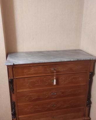 Cassettone antico in legno con intarsi in oro