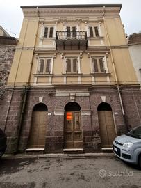 Intera palazzina con cortile