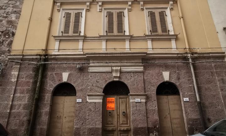 Intera palazzina con cortile