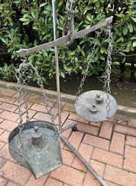 Antica bilancia in ottone con pesi