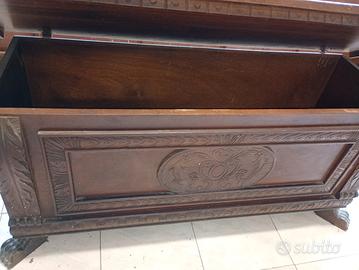 Cassapanca antico in legno intagliato 