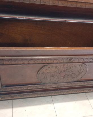 Cassapanca antico in legno intagliato 