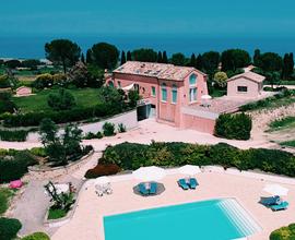 Villa o camera con piscina sul mare nelle Marche