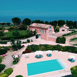 Villa o camera con piscina sul mare nelle Marche