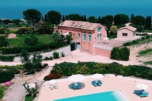 Villa o camera con piscina sul mare nelle Marche