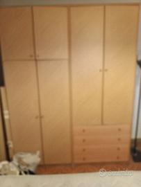 Armadio in legno chiaro