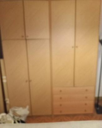 Armadio in legno chiaro
