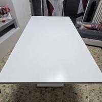 Tavolo bianco e grigio