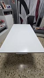 Tavolo bianco e grigio