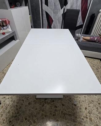 Tavolo bianco e grigio
