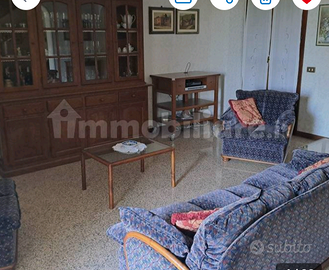 Divani, cristalliera e tavolini