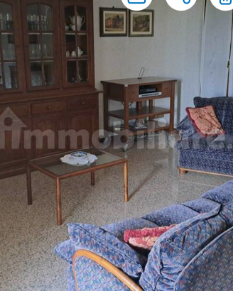 Divani, cristalliera e tavolini