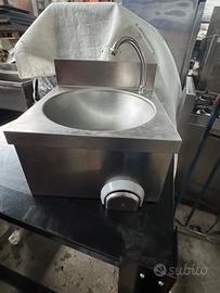 Lavamani comando ginocchio