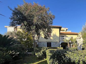 Casa indipendente di 240 m² con più di 5 locali e 