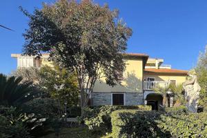 Casa indipendente di 240 m² con più di 5 locali e 