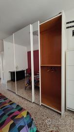 Armadio in legno con specchio 