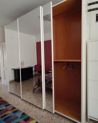 Armadio in legno con specchio 