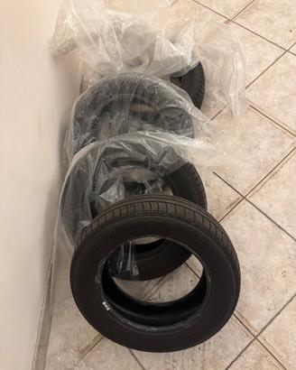 Treno di 4 pneumatici estivi GoodYear 185/65 R15