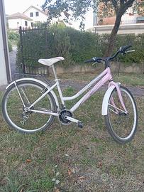 Bicicletta con marce rosa e bianca