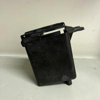 ALLOGGIAMENTO BATTERIA. SCARABEO 50 2t.