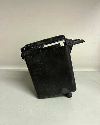 ALLOGGIAMENTO BATTERIA. SCARABEO 50 2t.