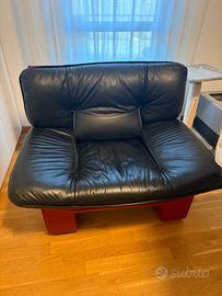 Poltrona in pelle nera e bordeaux, ingombro 110*90