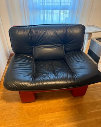 Poltrona in pelle nera e bordeaux, ingombro 110*90