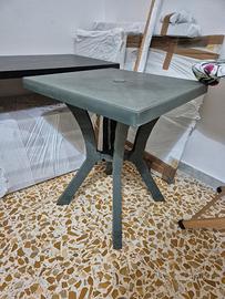 tavolino in  plastica