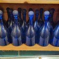 Bottiglie d acqua blu