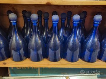 Bottiglie d acqua blu