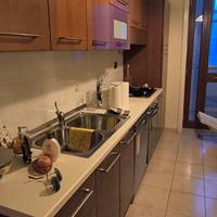 cucina componibile con tavolo e sedie